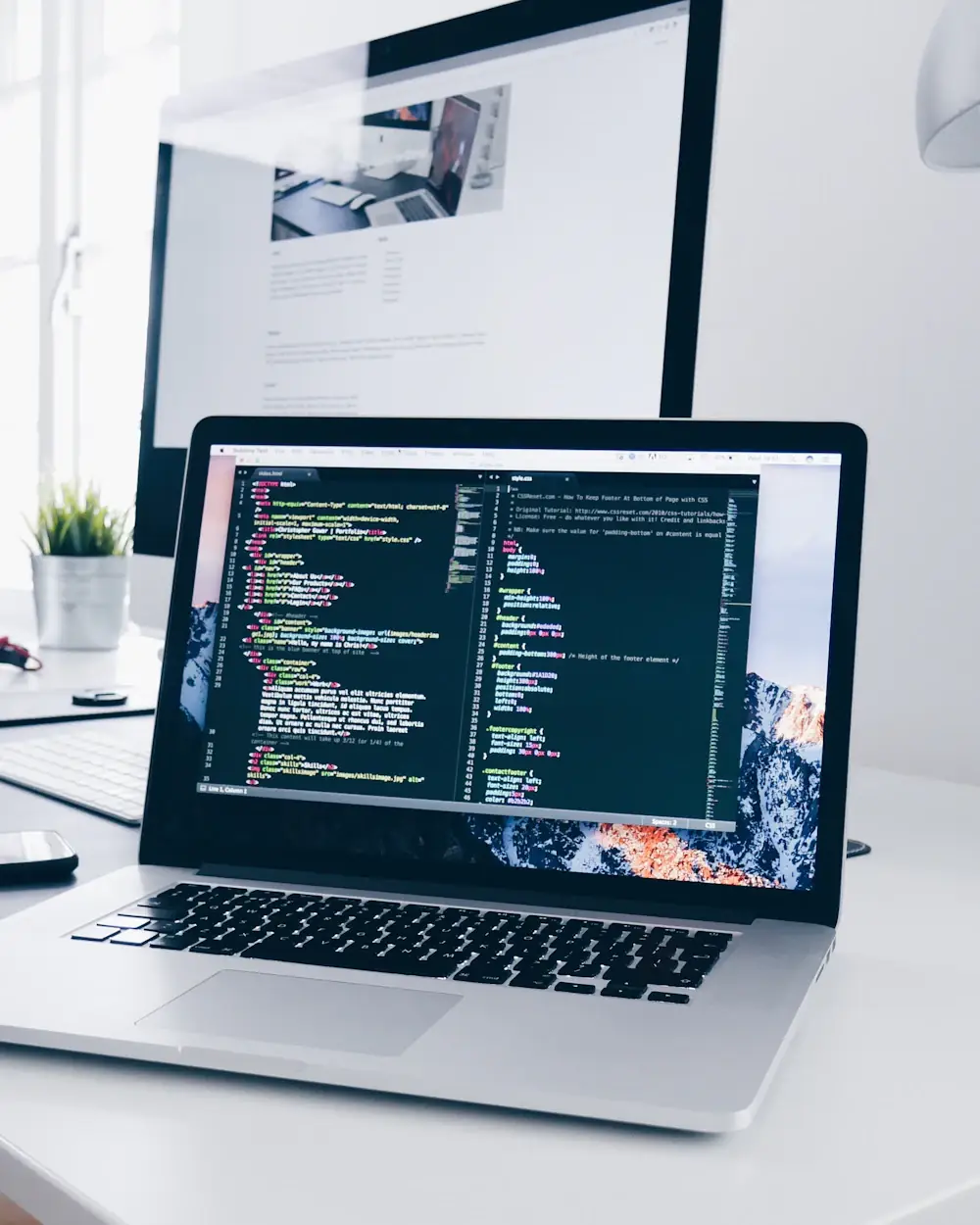 Un ordinateur portable affichant du code sur un bureau lumineux