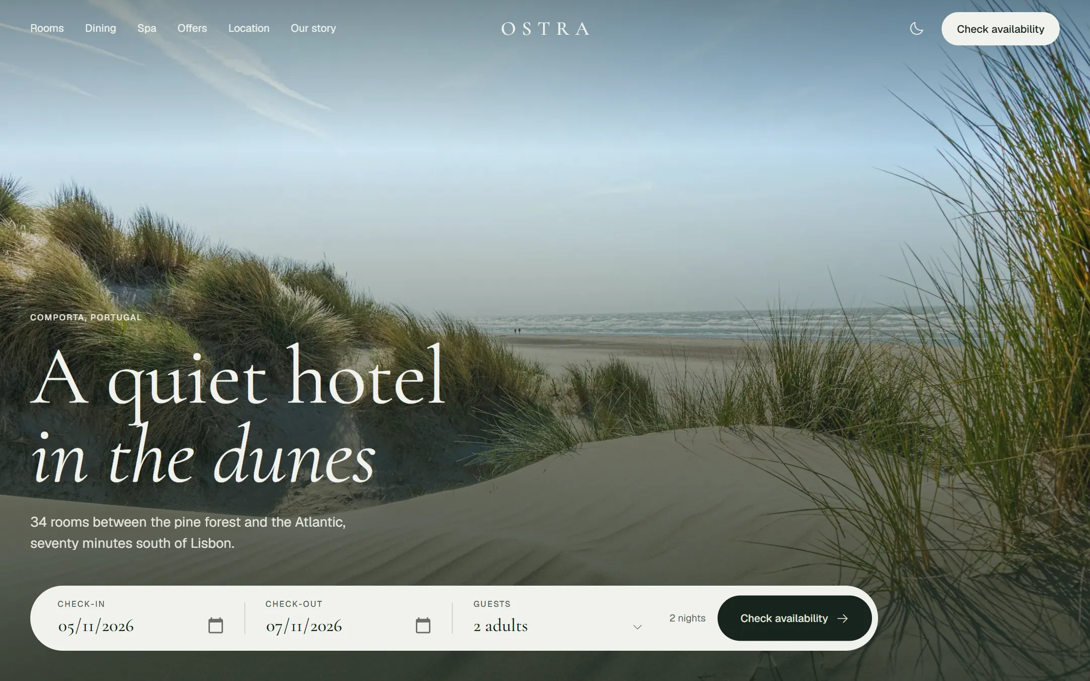 La page d'accueil d'Ostra : des herbes de dune au-dessus de l'Atlantique sous le titre « A quiet hotel in the dunes », avec une barre de réservation